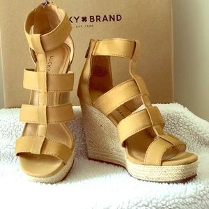 7.5 Lucky Lateera wedge sandal in Sandbox.